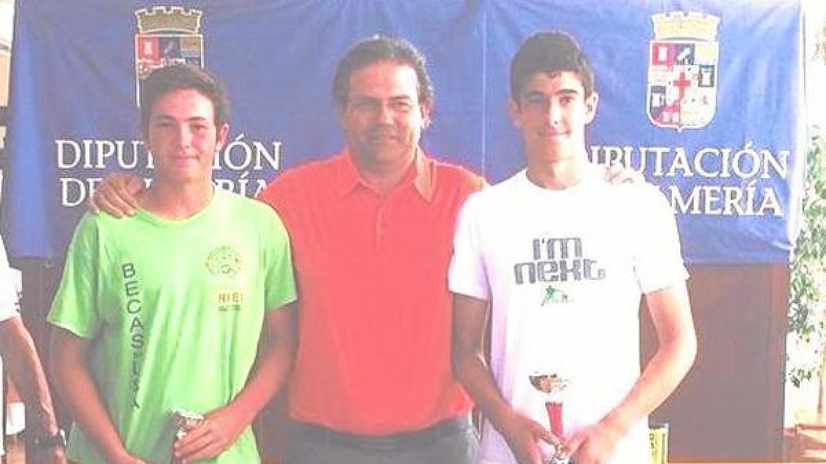 Campeones, con el delegado provincial de Tenis.