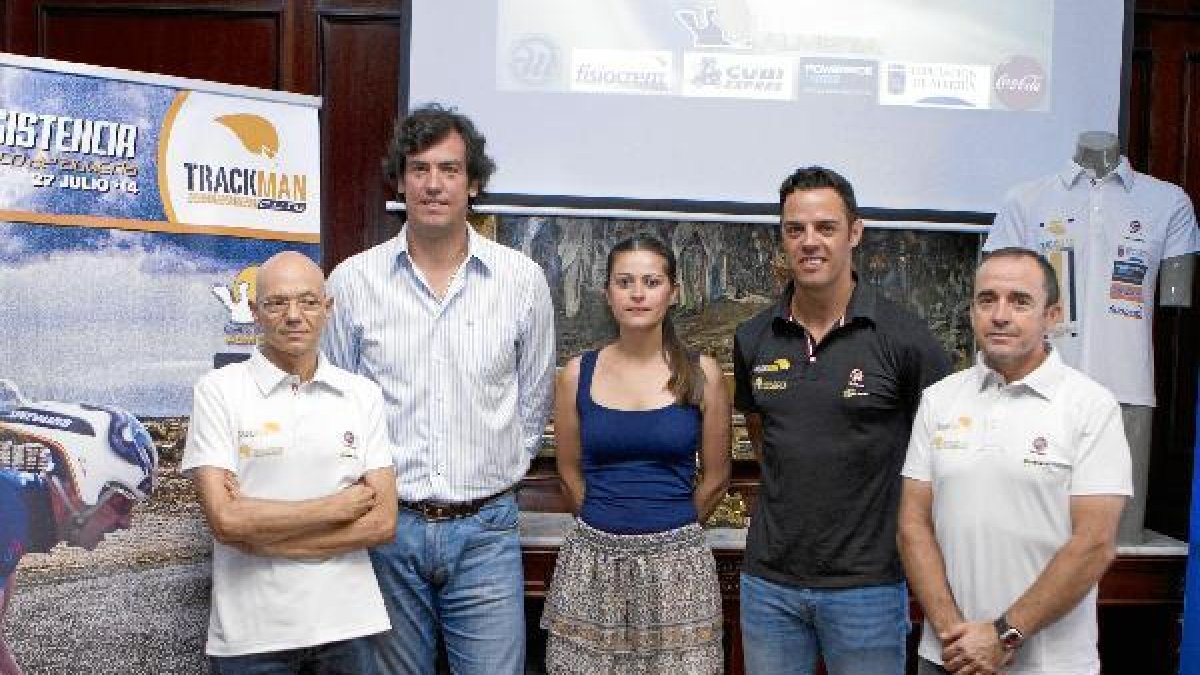 Diputada de Deportes, y personalidades que la acompañaron en la presentación.tyle>.apqj{po