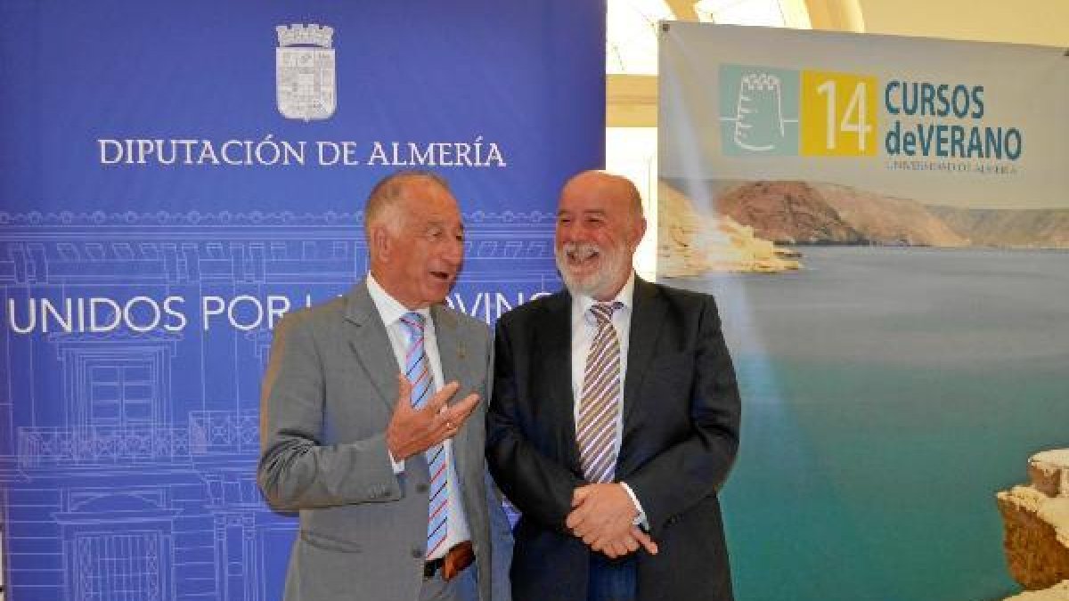Gabriel Amat y Pedro Molina, tras la firma del convenio de colaboración.tyle>.apqj{positio