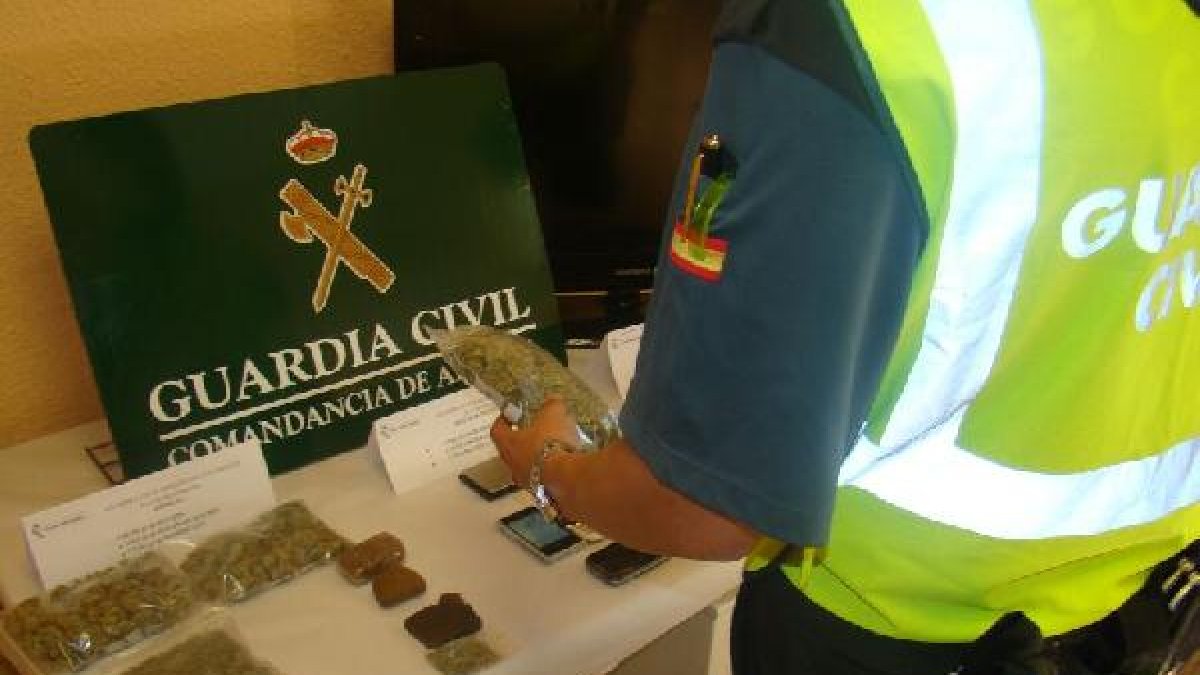 Hachís y marihuana incautada en la operación.x,