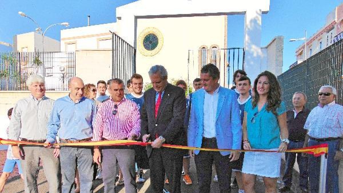 El alcalde en el momento de cortar la cinta. x,