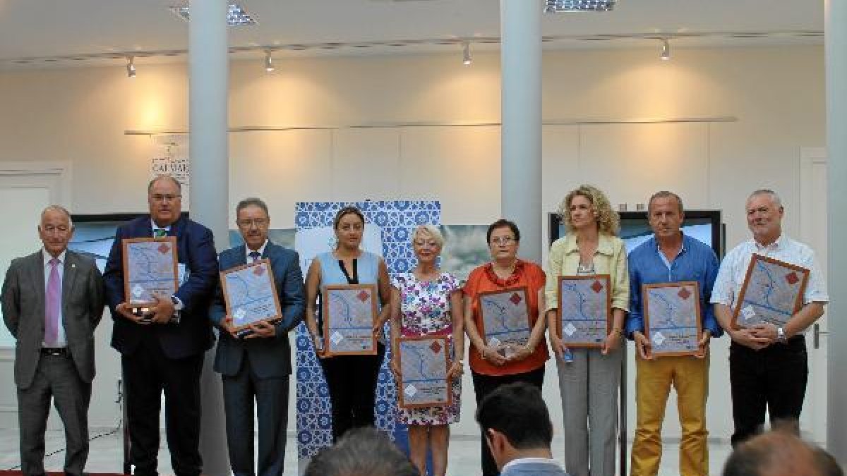 Los participantes en el Proyecto Calmarr, con su placa de reconocimientotyle>.apqj{positio