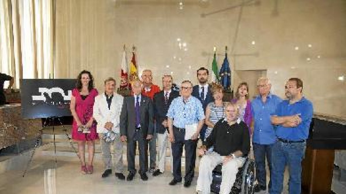 Representantes del Ayuntamiento, Diputación y colectivos sociales, en la presentación. tyl