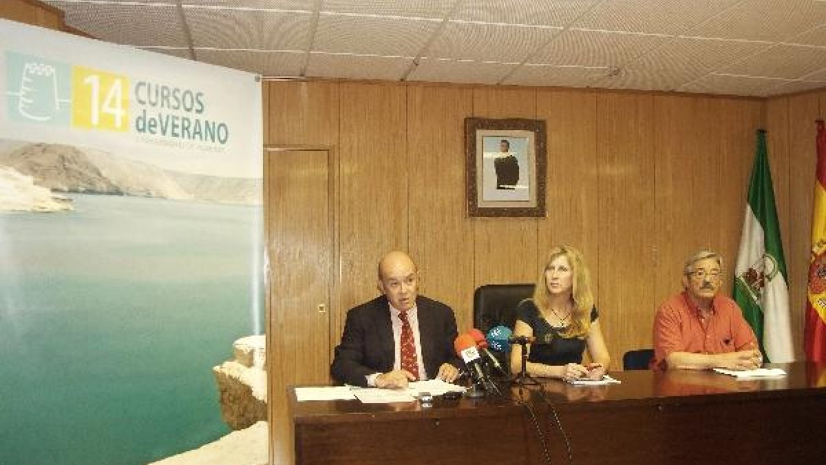 Presentación, ayer, en el Ayuntamiento de Roquetas.e;clip:rect(