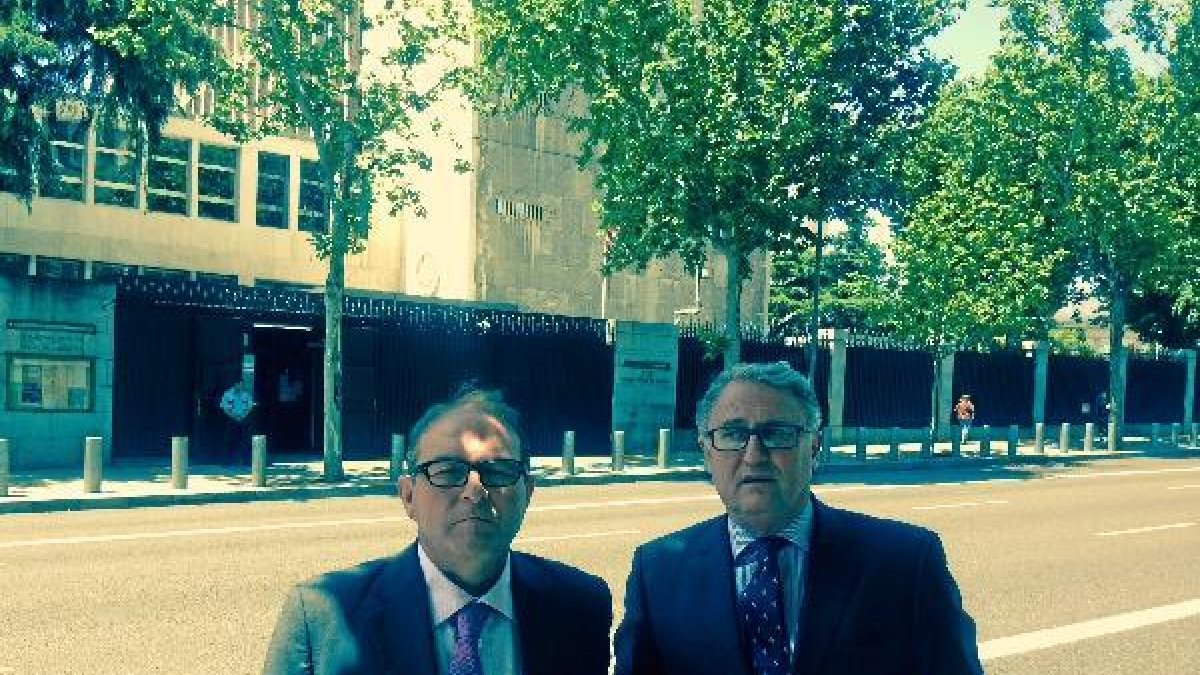 Los ediles Pérez y Caicedo ante la Embajada de EE UU.e;clip:rec