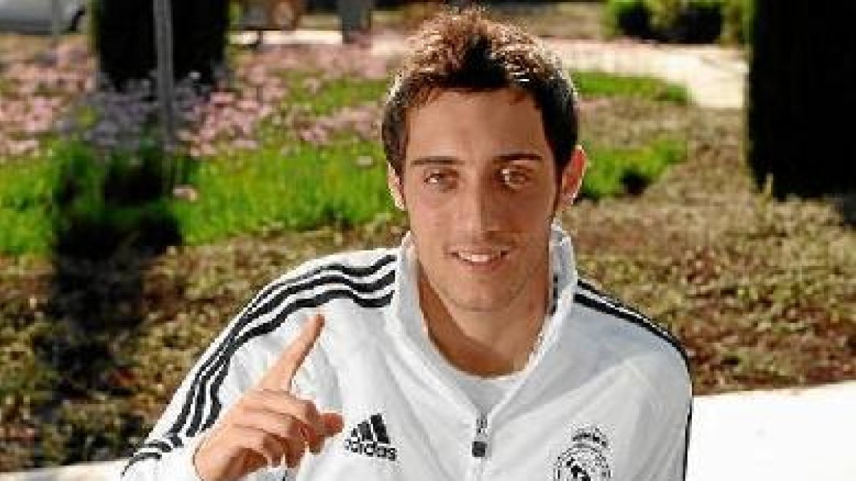 Aguza se acerca al Almería con paso firme.x,aut