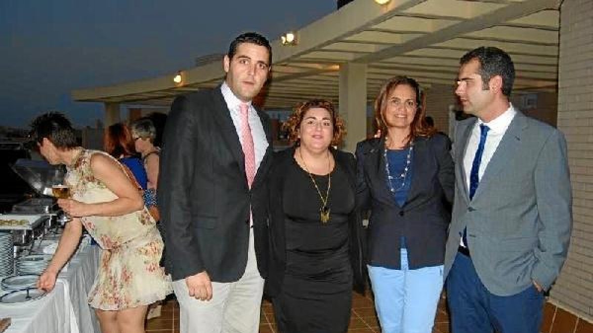 La directora del Hotel Tryp Indalo, Rosalía Castelló, con los concejales del Ayuntamiento de Almería