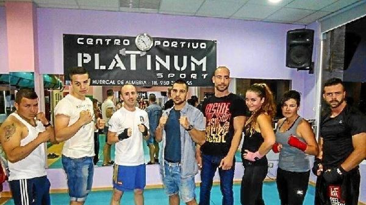 Modelos posan para GENTE.o,469px);}</