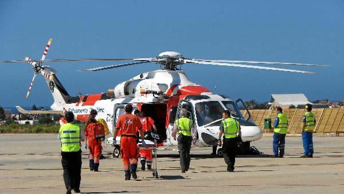 Imagen tomada durante un simulacro de accidente de avión realizado en el Aeropuerto de Almería el pa