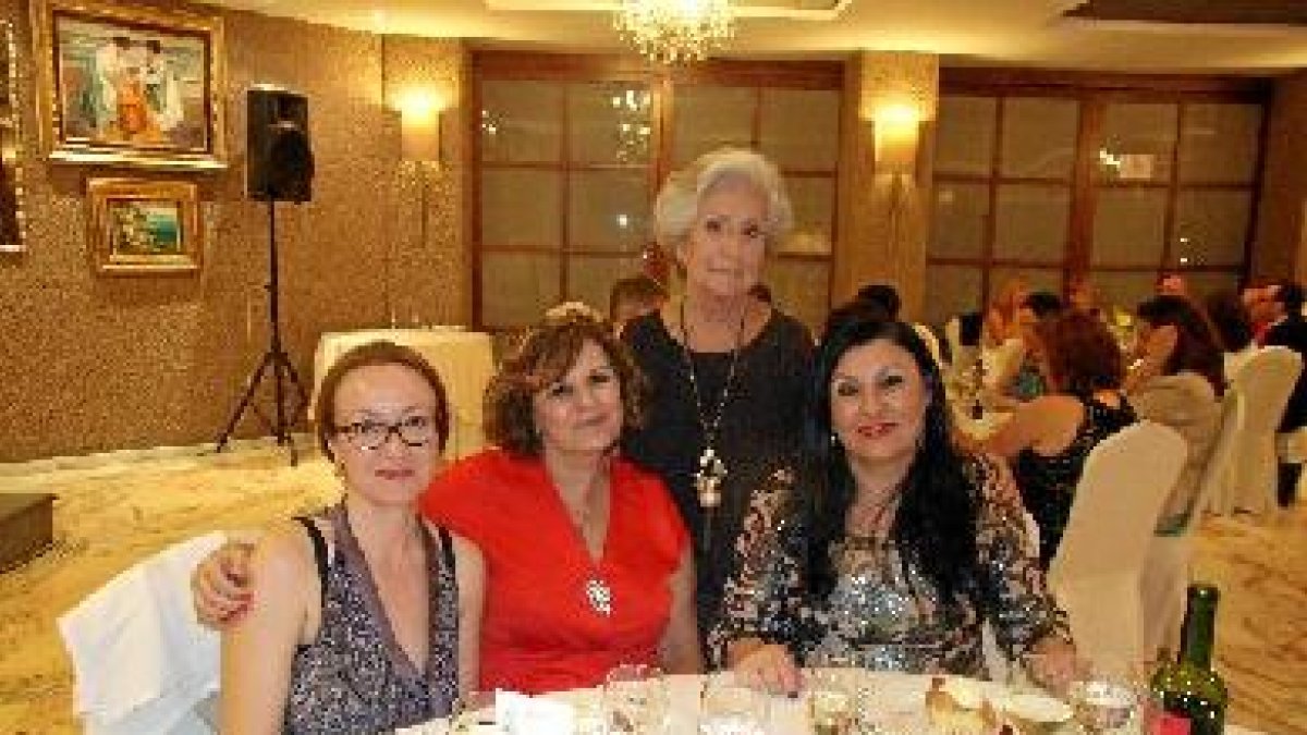 Antonia Sánchez Villanueva, Mercedes Vico, Marina Cano y Lola de Quero,tyle>.apqj{position