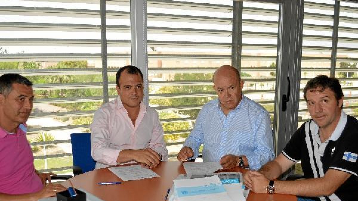 Acto de la firma en la UAL con Rafagol, primero por la izquierda.tyle>.apqj{position:absol