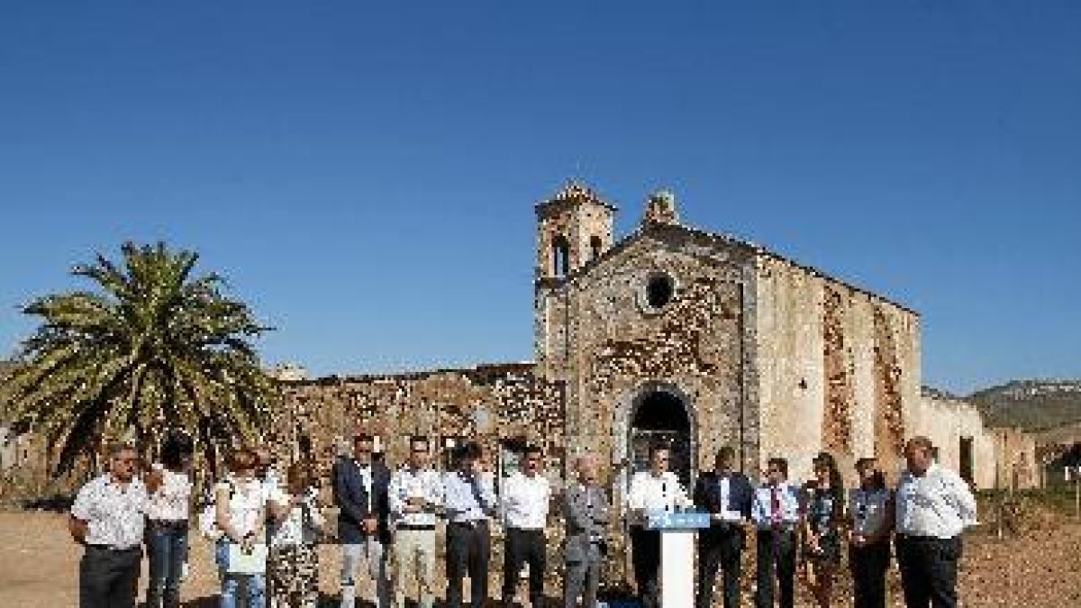 Presidente y vicepresidente de Diputación ante el Cortijo de El Fraile hace unos mesestyle