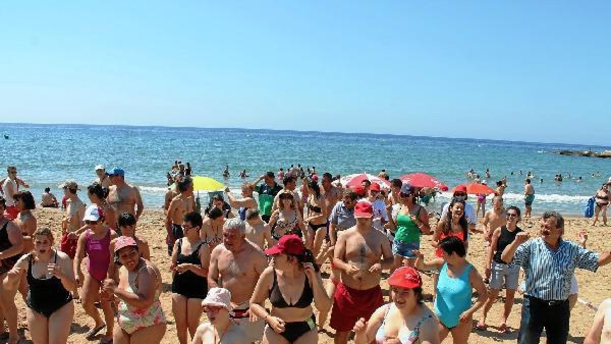El alcalde, durante una de las actividades con los participantestyle>.apqj{position:absolu