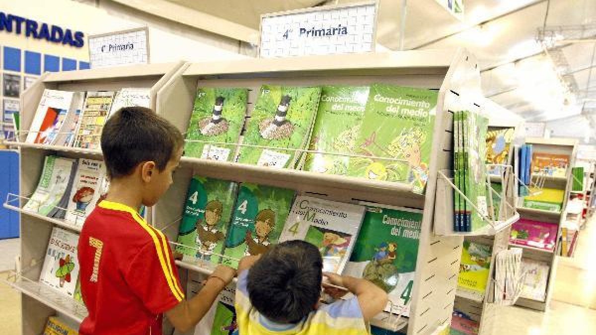 Alumnos realizan las compras de libros para su curso escolare;c