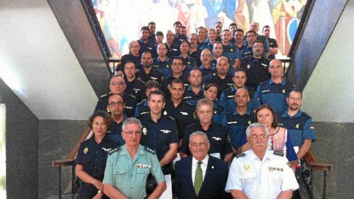 Foto de familia de los premiados junto al subdelegado Andrés García Lorcatyle>.apqj{positi