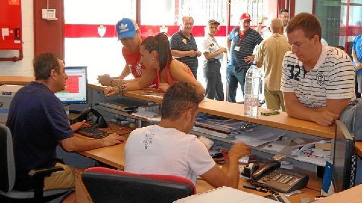 Abonados en la sede.o,469px);}