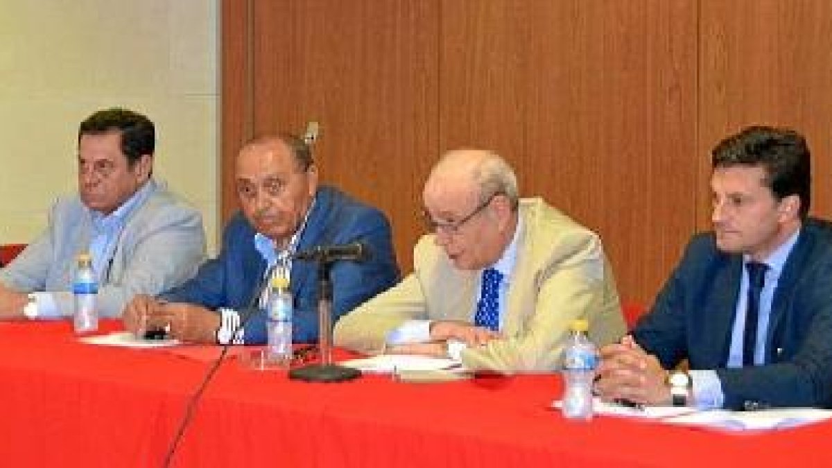 El Murcia sigue en 2ª.o,469px);}