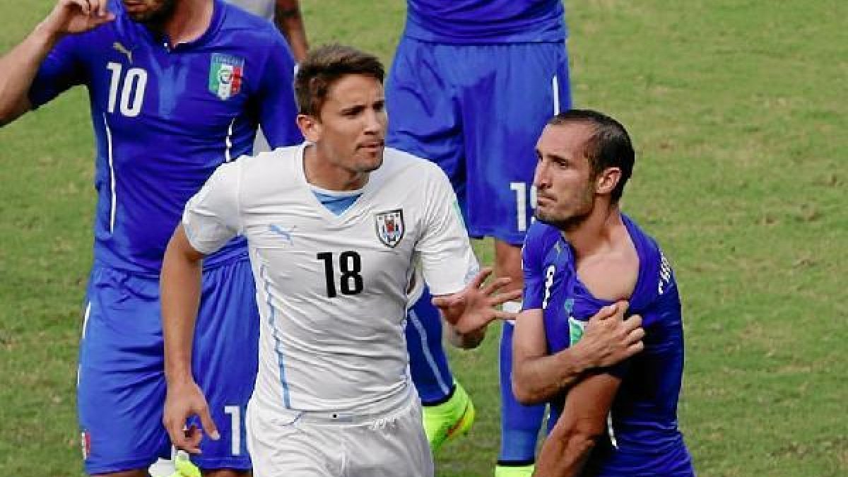 Chiellini, enseñando el mordisco al árbitro.x,a