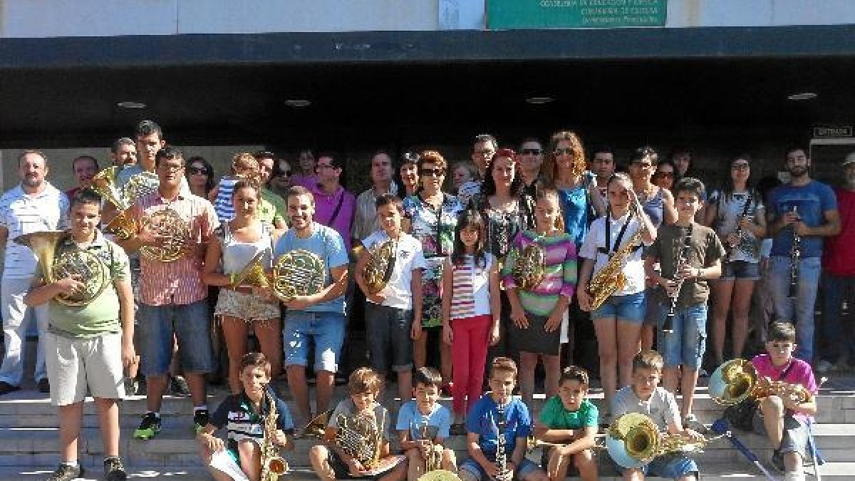 Los alumnos afectados con sus padres en la puerta de la delegación de Educación.tyle>.apqj