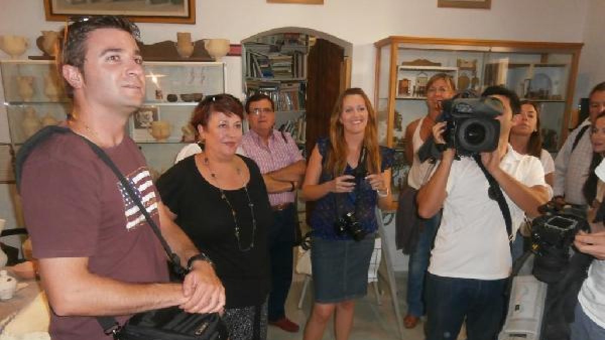 La directora general, segunda por la izquierda, durante una visita guiada en Vera.tyle>.ap