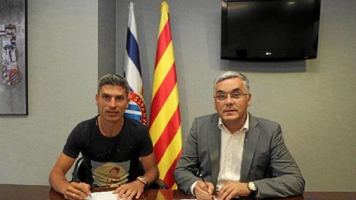 Salva Sevilla firmando con el Espanyol.x,auto,a