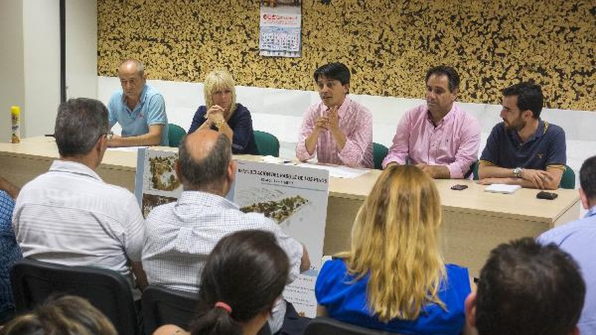 Los concejales se reunieron con vecinos del barrioe;clip:rect(4