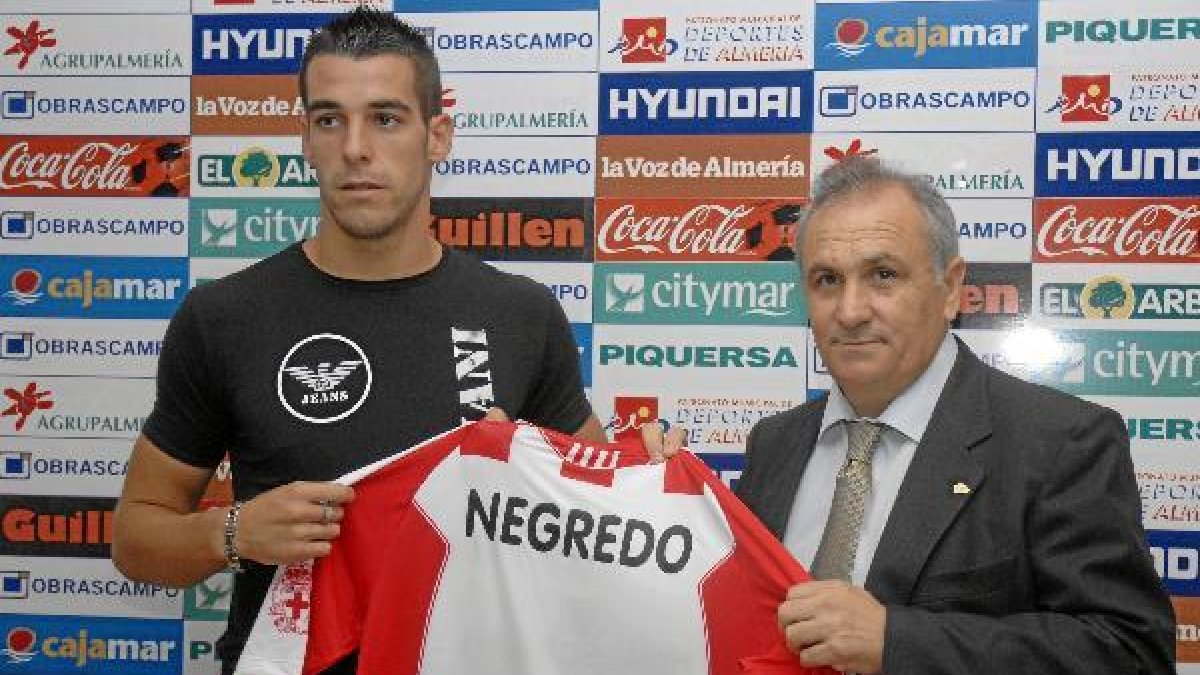 Negredo en su puesta de largo como jugador del Almería.e;clip:r