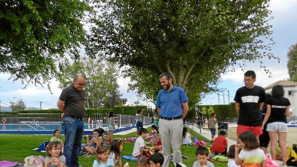 El alcalde y el concejal de Cultura visitan la Escuela de Verano. tyle>.apqj{position:abso