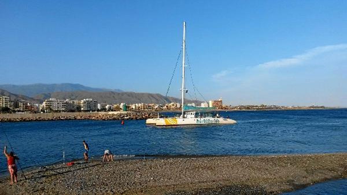Catamarán encallado en el puerto de Adrax,auto,