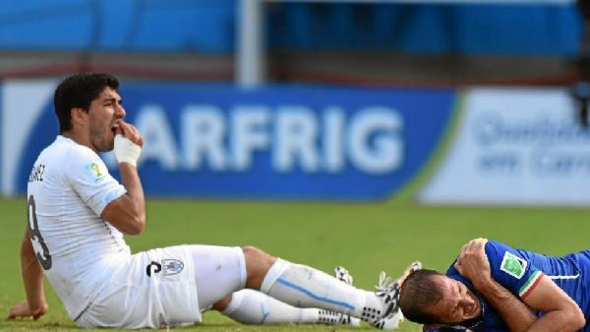 Chiellini y Luis Suárez tras la jugada polémica.e;clip:rect(469
