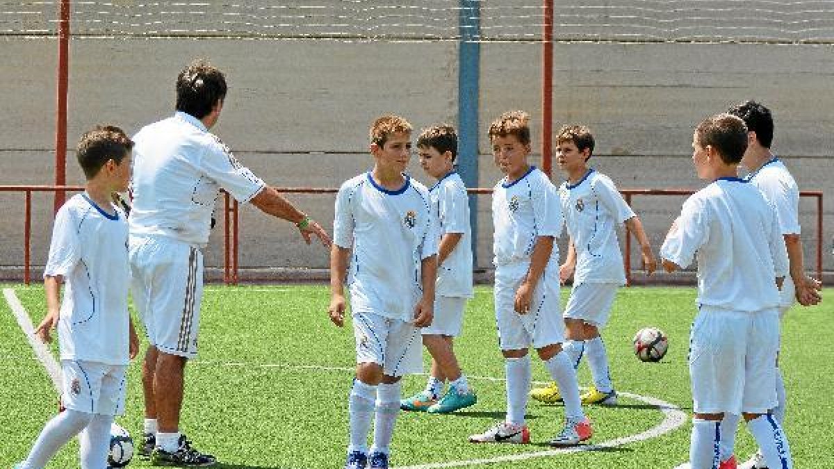 Los niños de Almería aprenderán los valores del Real Madrid en la UAL.tyle>.apqj{position: