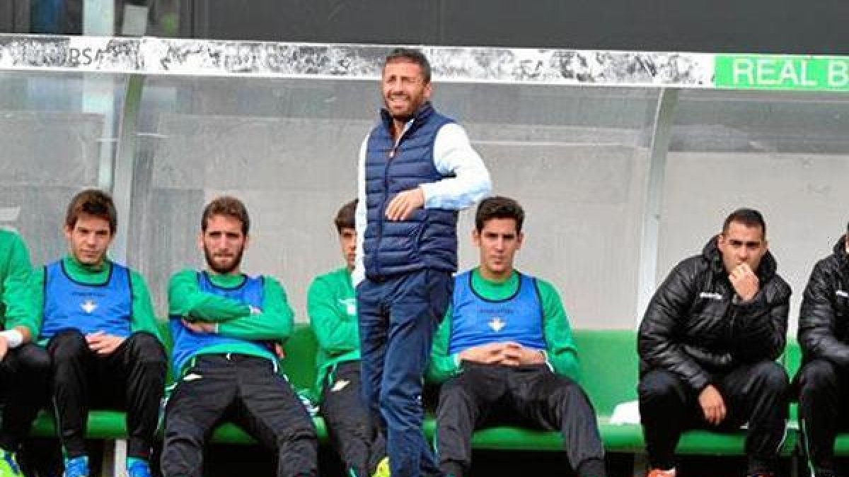 Óscar Cano en plena faena con los niños del Betis B.e;clip:rect