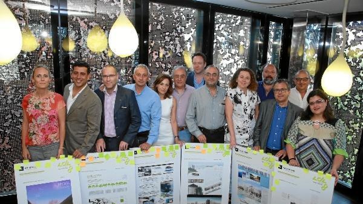 Los premiados con el jurado del concursox,auto,