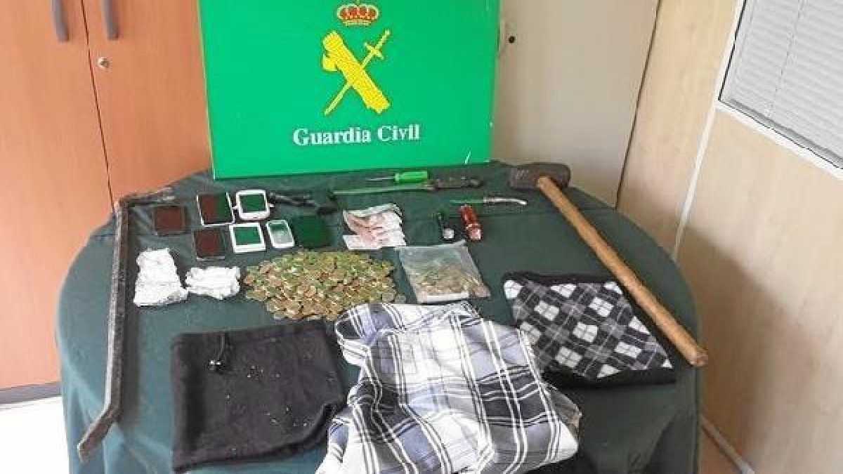 Efectos intervenidos por la Guardia Civilx,auto