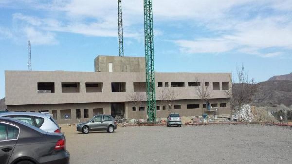 Edificio que albergará el futuro centro de salud de Arboleas durante las obras.tyle>.apqj{