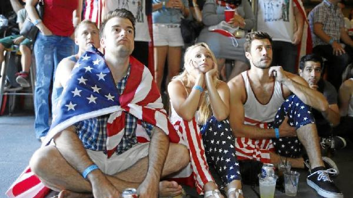 Americanos viendo el Mundial de Brasil.x,auto,a