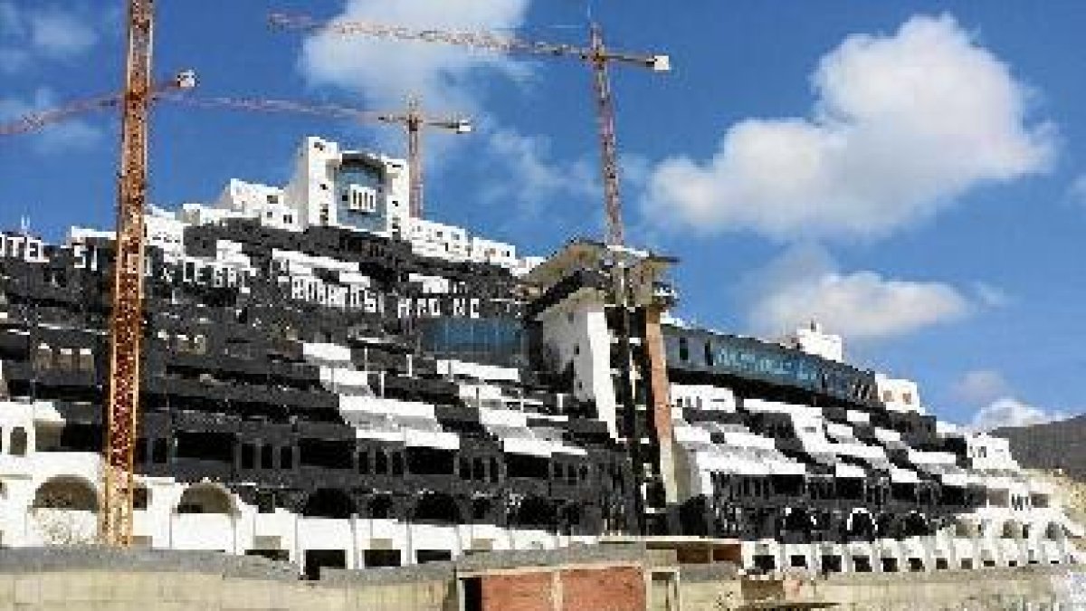 El hotel a medio construir, tras las últimas acciones a favor y en contra de vecinos y ecologistas.<
