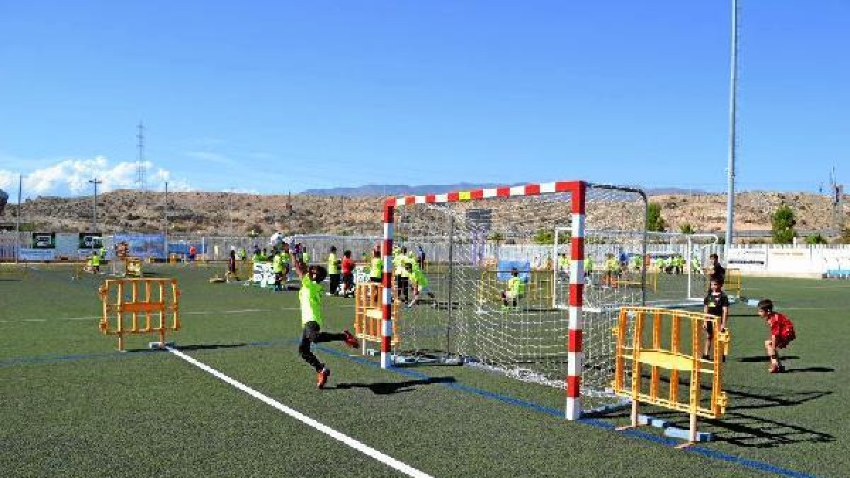 Pequeños en plena batalla sobre la portería de fútbol sala.e;cl