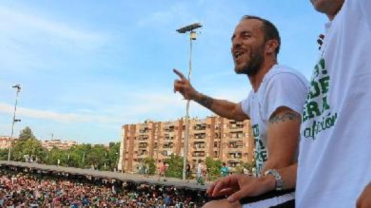 Juanlu celebrando a lo grande el ascenso del Córdoba a Primera.