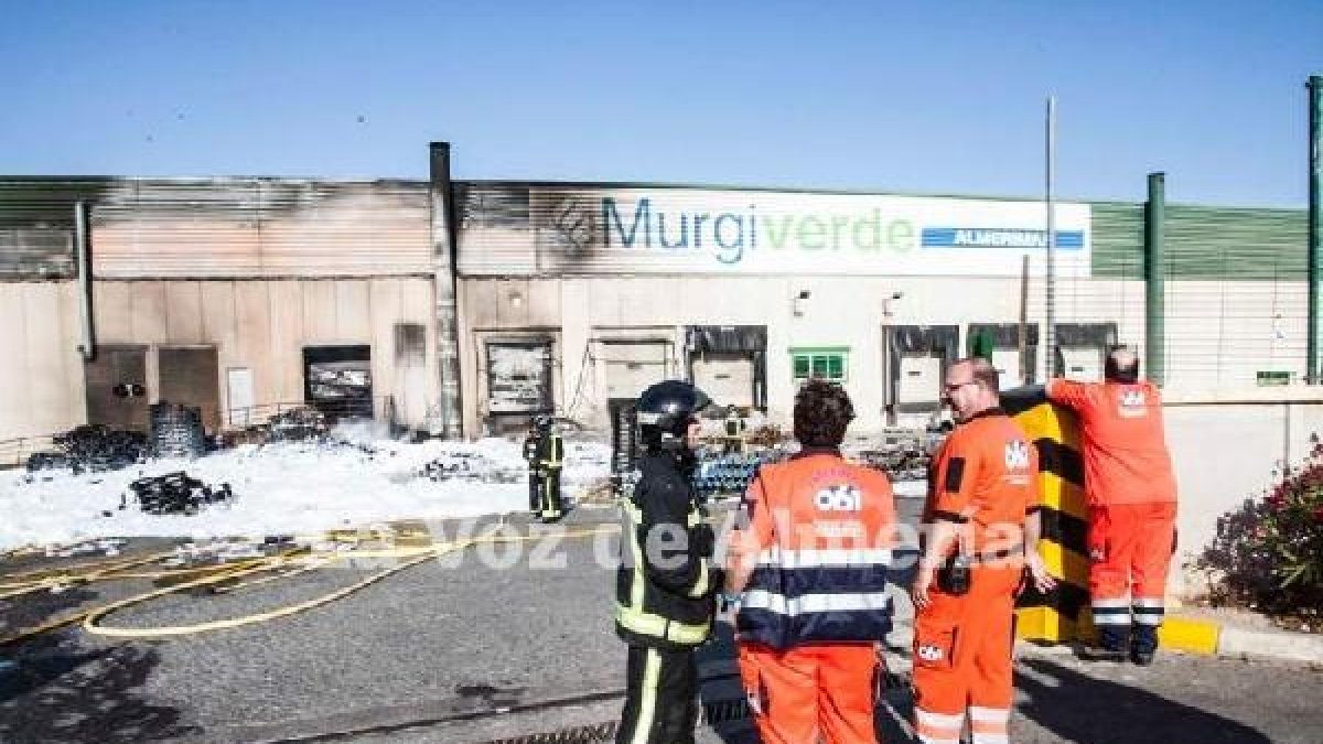 El incendio se originó en el exterior, afectando también a material almacenado en el interior de la