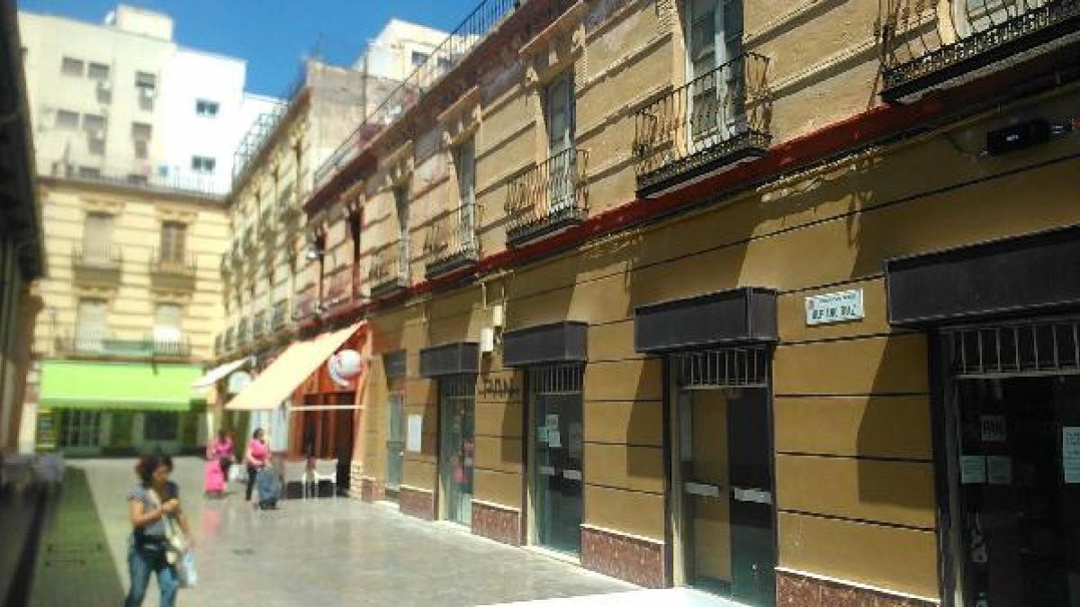 Calle Ulpiano Díaz, en el entorno del Mercado Central.e;clip:re