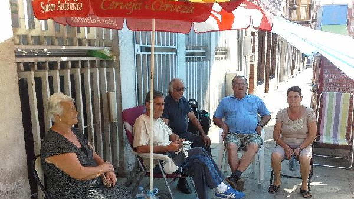 Vecinos de Pescadería ante Virgen del Mar.x,aut