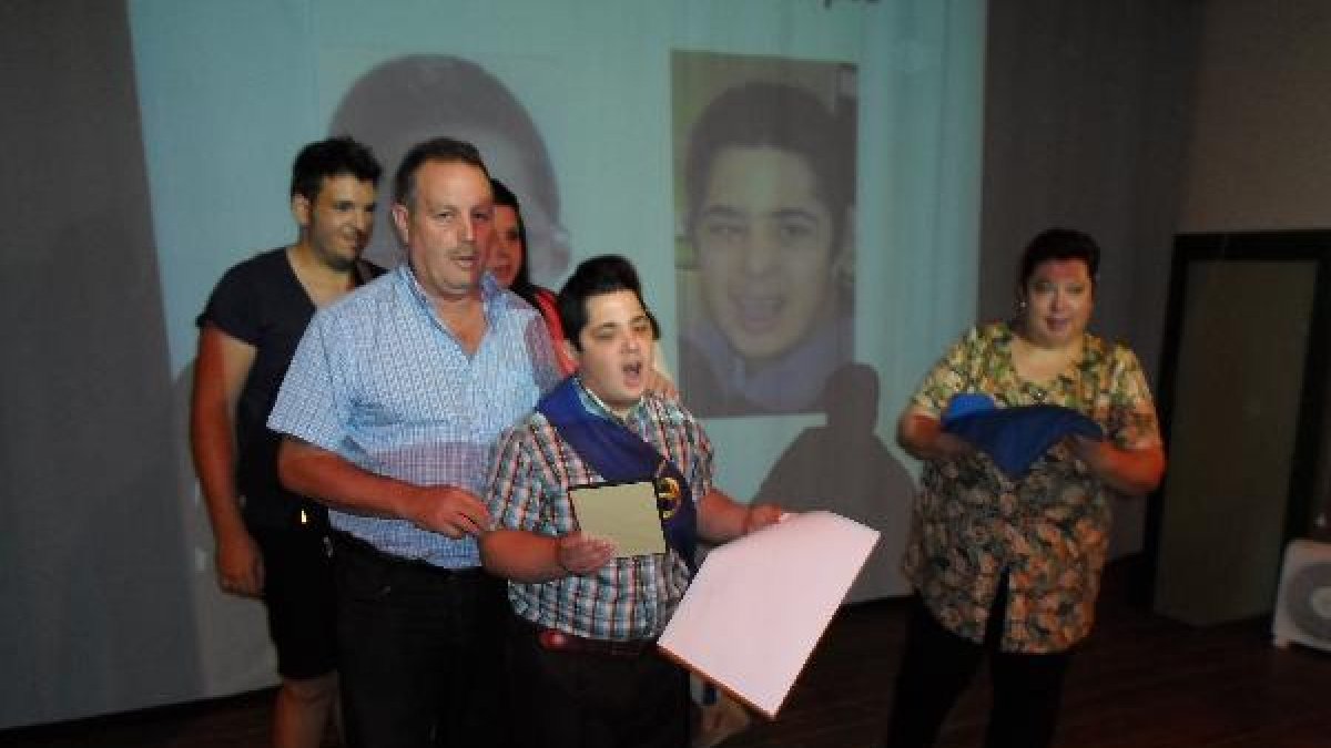 A los jóvenes que terminan su ciclo educactivo recibieron un homenajetyle>.apqj{position:a