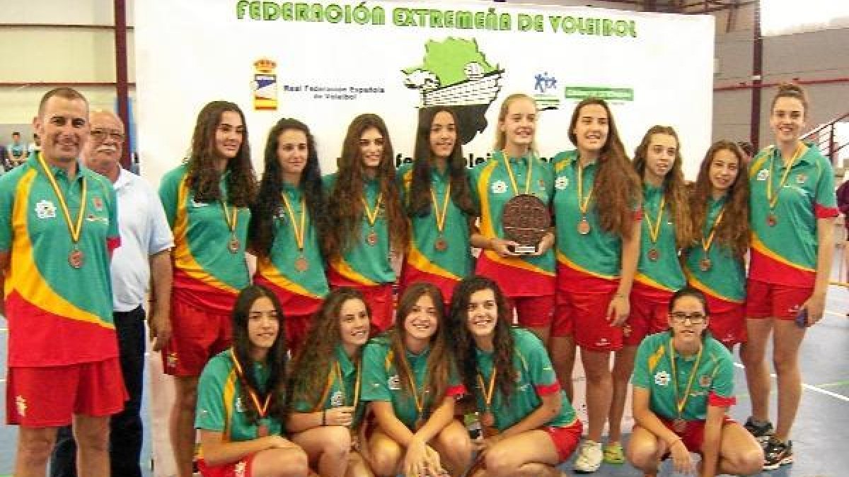 Las almerienses con su entrenador, Fortunato, felices tras conquistar el metal.tyle>.apqj{