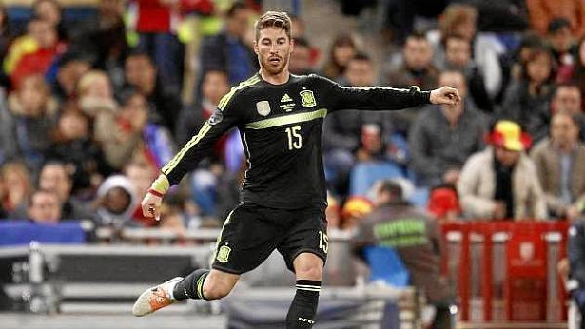 Sergio Ramos luciendo la camiseta que servirá de despedida.e;cl