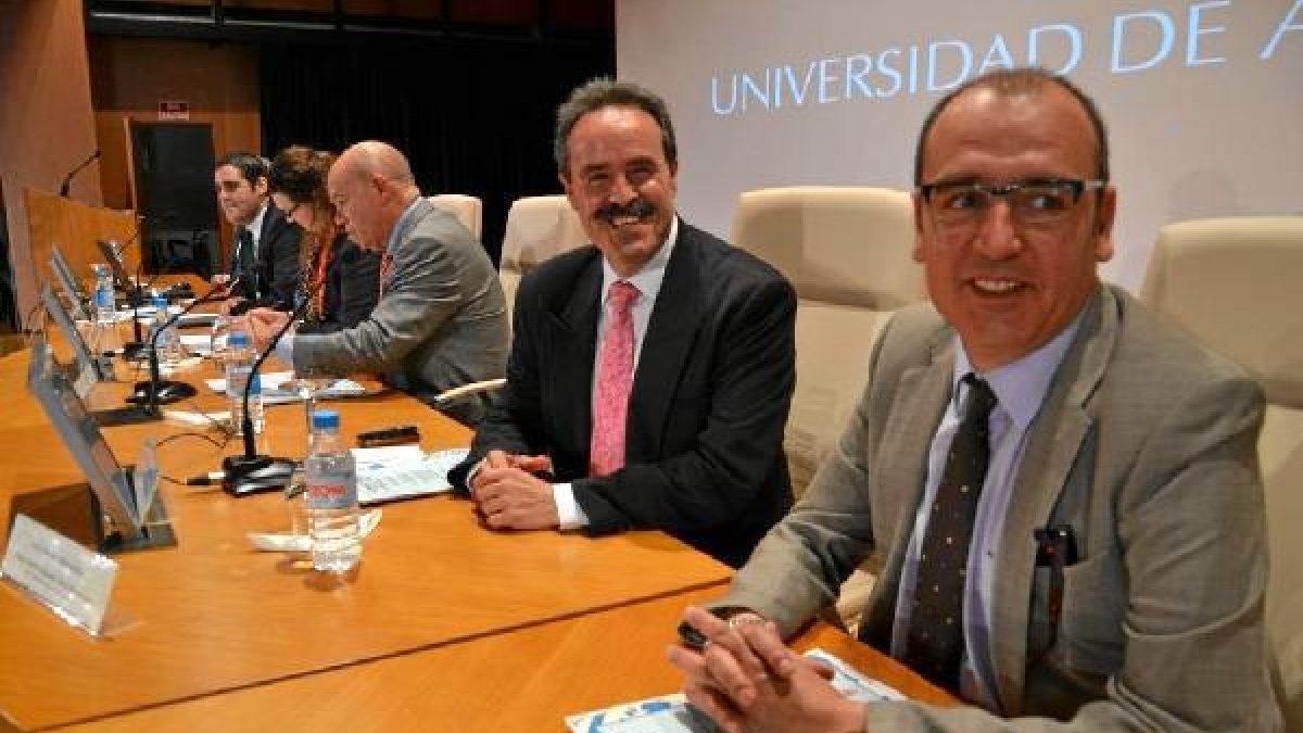 Alfredo valdivia en la clausura del curso de la Universidad de mayores en la UAL.tyle>.apq