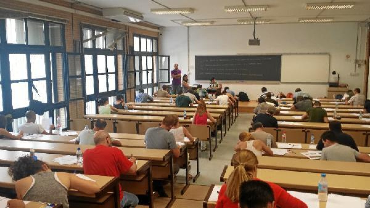 Aspirantes realizando las pruebas de las oposiciones a los cuerpos de Enseñanza Secundaria y de Músi