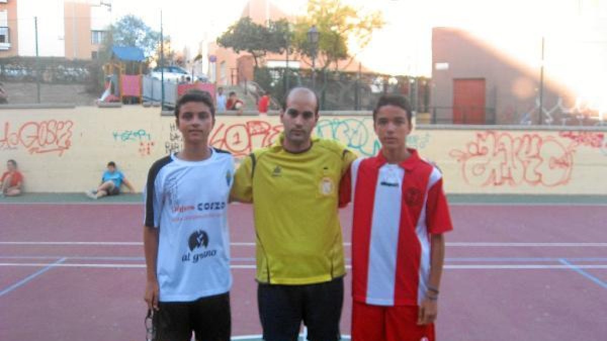 Saludo entre los capitanes cadetes del Mena FS y Atlético San Luis.tyle>.apqj{position:abs