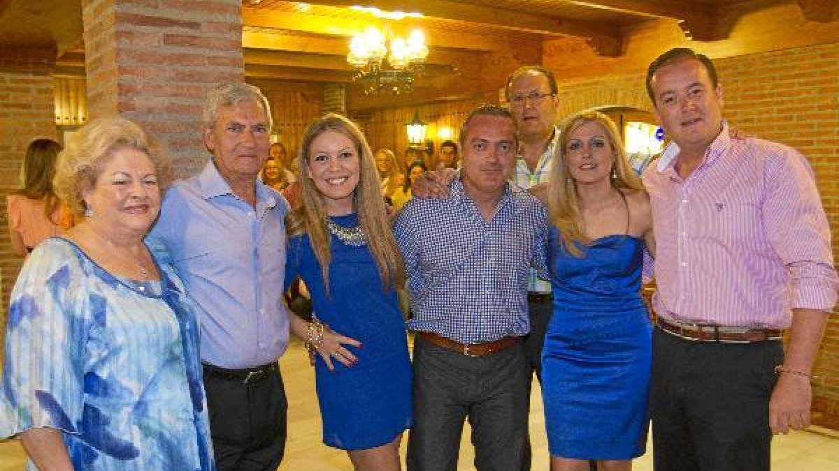 la madre de Félix con familiares y amigos en el homenaje del pasado año.tyle>.apqj{positio
