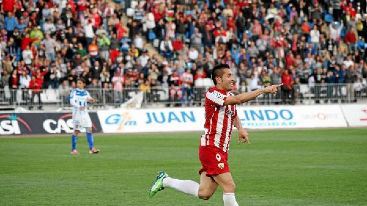 Charles camina veloz para celebrar un gol del Almería.e;clip:re